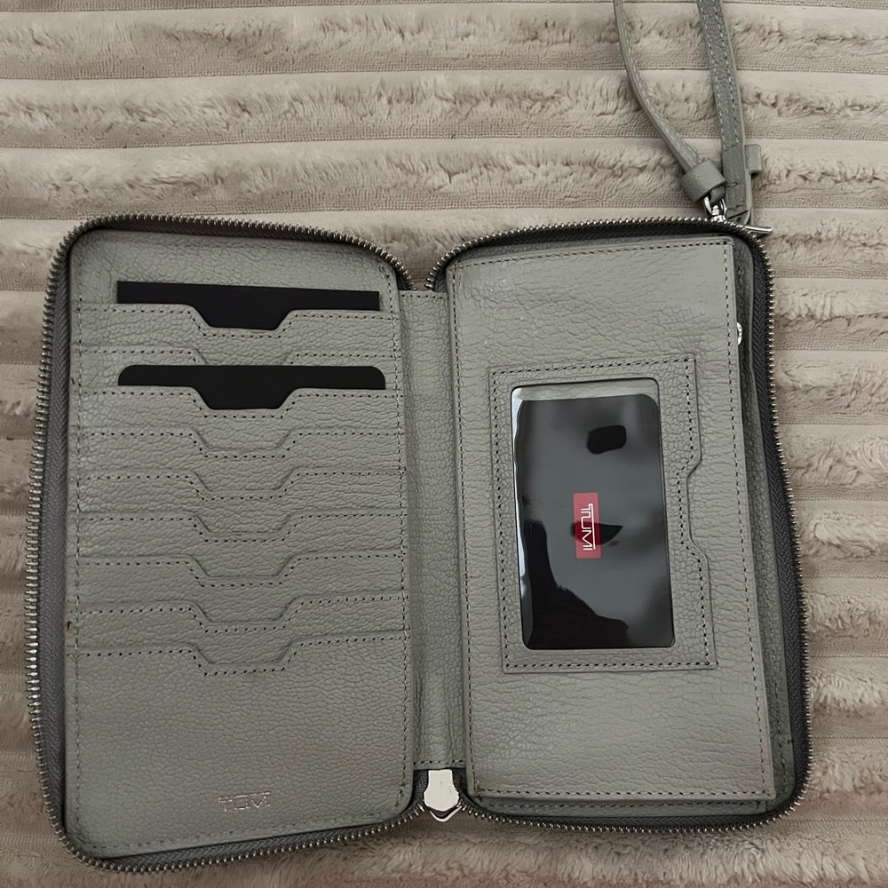 Sale! Tumi Pebble-Grain Crossbody Wallet in Light Gray—NWOT! - Picture 3 of 6